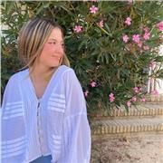 Soy universitaria, estudio Traducción e interpretación, tengo el B2Cambridg y soy amante de los niños.