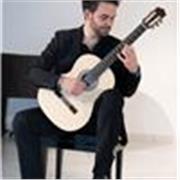 mi chiamo Marco Cristofaro e sono un chitarrista e insegnante di chitarra classica