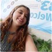 Profesora de química para estudiantes de diferentes niveles académicos