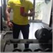 Entrenador personal , fisioterapeuta ayudando a corregir ejercicios y prevenir lesiones