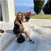 Laureanda in lingue e letterature straniere, impartisce ripetizioni in spagnolo. Livello acquisito c2. In possesso del certificato DELE