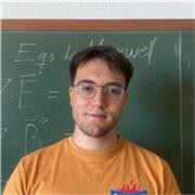 Universitario especializado en física con enfoque fresco y adaptativo para perfiles en ESO y Bachiller.