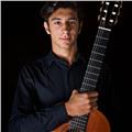 Giovane insegnante di chitarra impartisce lezioni di chitrra classica a bambini e adulti
