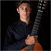 Giovane insegnante di chitarra impartisce lezioni di chitrra classica a bambini e adulti