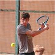 Maestro di tennis e giocatore professionista, imparto lezioni di tennis per tutti i giocatori di qualsiasi livello