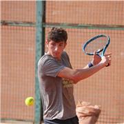 Maestro di tennis e giocatore professionista, imparto lezioni di tennis per tutti i giocatori di qualsiasi livello