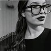 Profesora de inglés titulada enfocada a todas las edades, incluídos títulos oficiales.