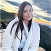 Profesora de ciencias y médico general con experiencia en el área.