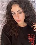 Ragazza universitaria impartisce lezioni di inglese, francese, spagnolo, italiano e storia ai bambini della scuola primaria