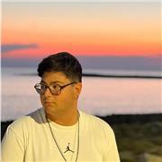 Studente di Scienze della Formazione primaria fornisce aiuto compiti per bambini delle elementari