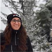 Laureata in pianoforte pop, impartisce lezioni di musica e pianoforte/tromba/batteria