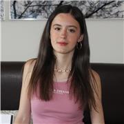 Soy una joven de 18 años a la que le gustan muchos los niños. Puedo enseñarles lengua, inglés e historia