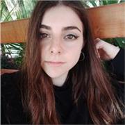 Insegnante di pianoforte impartisce lezioni di pianoforte e solfeggio