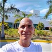 Profesor de Música que aplica varias asignaturas de instrumentos de cuerdas pulsadas popular y clásico, Música cubana y latina.