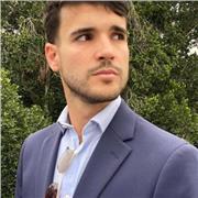Profesor con grandes conocimientos de historia ofrece clases particulares desde casa.
