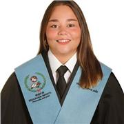 Profesora imparte clases a niños/as de primaria