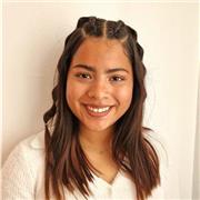 Adolescente profesora de Castellano para jovenes de Primaria