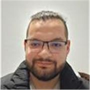 Profesor Joven que puede empatizar con los niños para mejor aprendizaje