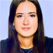 Doy clases de inglés, español y también de asignaturas de primaria y la eso ( economía, ...)