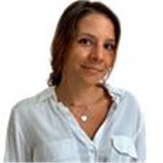 Licenciada en derecho trabajando en un bufete ofrece clases para estudiantes de derecho