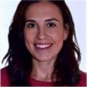 Maestra imparte clases de español para personas extranjeras
