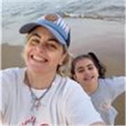 Profesora de Educación Primaria, titulada en Buenos Aires en 2013, con más de una década de experiencia en el ámbito educativo.