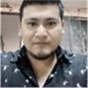 profesor que imparte clases para jóvenes que estudian ingeniería industrial