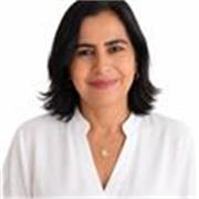 Profesora con más de 30 años formando líderes y profesionales.