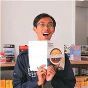 Deutschlehrer, der Lernwege transformiert, von Sprachkompetenz zu globalen Chancen.