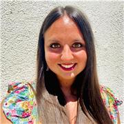 Soy una persona tranquila, paciente, empatía, cariñosa y alegre. Me gusta muchísimo enseñar a los peques y tengo mucha experiencia al respecto