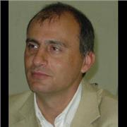 Profesor de historia y sociología de la cultura ofrece clases a estudiantes pre y universitarios