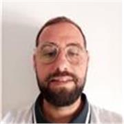 Soy un profesor de natación con experiencia en la enseñanza a personas de todas las edades y niveles.