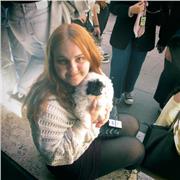 Chica de 18 años, certificada en bachillerato de ciencias tecnológicas, con buena media y hábil para entender y enseñar