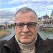 Officier retraité, titulaire d’un doctorat en histoire, intéressé par l’enseignement