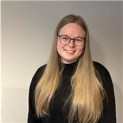 Soy Kristina. Soy psicóloga con un máster en psicología infantil y juvenil. Además tengo experiencia como profesora de inglés en un colegio y profesora particular