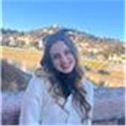 Ciao! Sono laureata in Mediazione Linguistica, con un percorso di studi focalizzato principalmente sulle lingue inglese e cinese