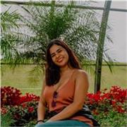 Tutora colombiana que enseña español a niños y adultos