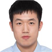 Englisch Tutor, der für Kinder in jungen Altersgruppen.