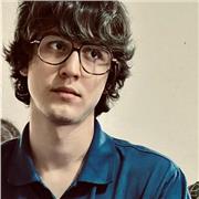 Soy un chico joven que ha recibido la mayor parte de su educación en una escuela británica de parte de profesores ingleses. Mi nivel llega al de un hablante nativo y tengo el C1 de Cambridge y el C2 de la EOI