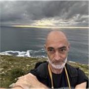 Profesor certificado en el metodológico Iyengar con más de 20 años de experiencia. Licenciado en Fisiatria y Kinesiología. 