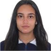 Profesora de inglés imparte clase a alumnos de primaria y E.S.O
