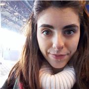 Laureata all'Accademia di belle Arti si propone come insegnante di storia dell'arte