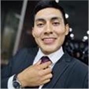 Profesor de español que imparte clases del idioma a personas de todas las edades