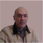 Teaches Economics and Finance in Portuguese and English