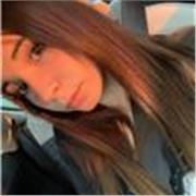 ragazza con buona conoscenza della lingua e grammatica inglese