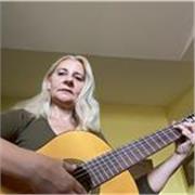 Chitarrista con esperienza pluridecennale, specializzata nell’insegnamento ai principianti, impartisce lezioni di chitarra
