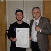 Laurendo in ingegneria impartisce lezione di materie scientifiche a studenti di medie e superiori