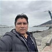 Profesor de dibujo técnico imparte clases a interesados de distintas edades