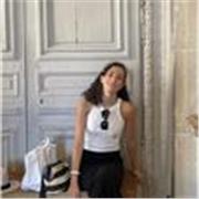 Studentessa universitaria offre lezioni di letteratura italiana per studenti di scuola media e liceali