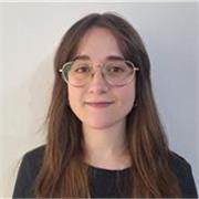 Profesora de inglés da clases de apoyo escolar a niños y adolescentes